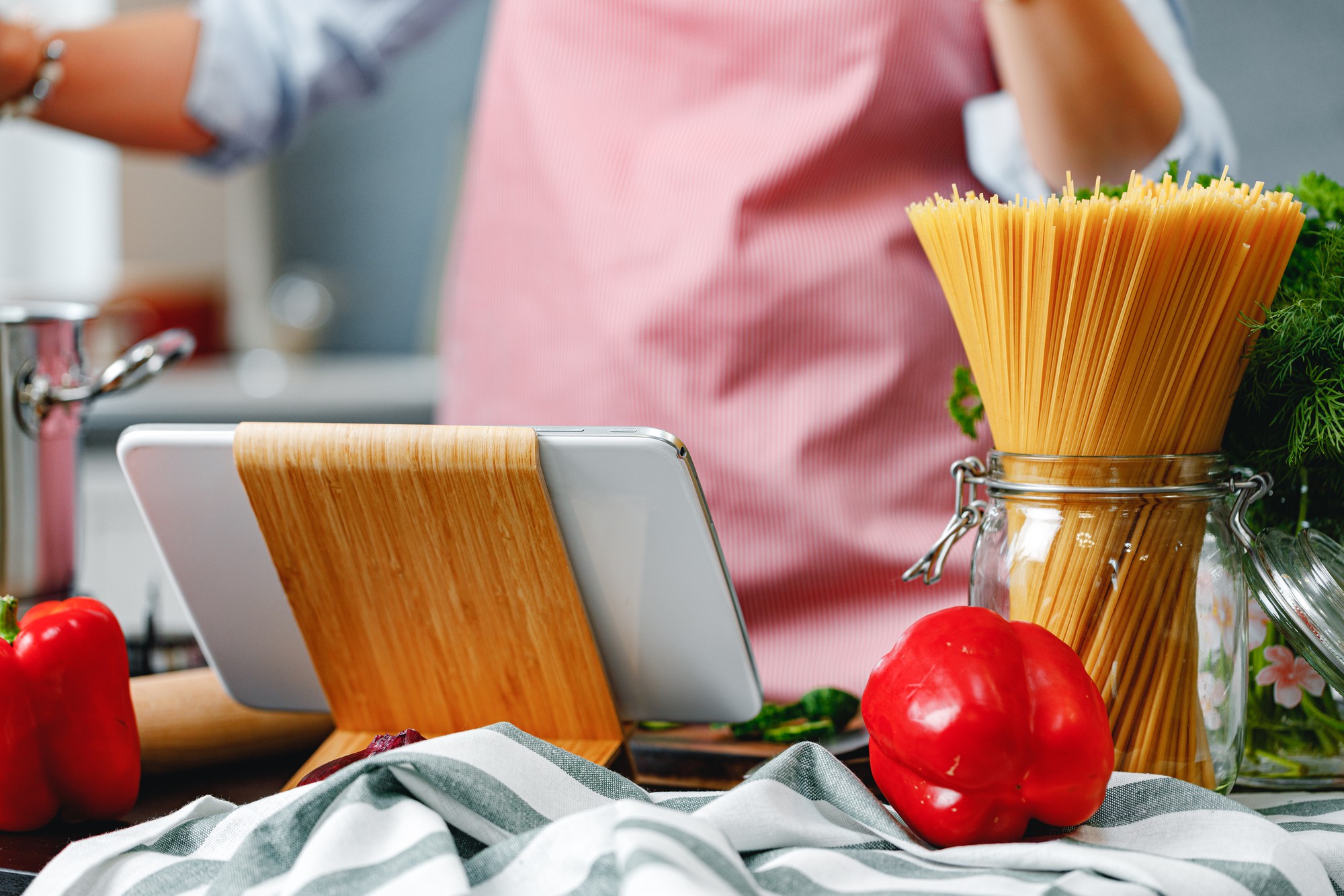 Bancone di cucina professionale con utensili e ingredienti organizzati